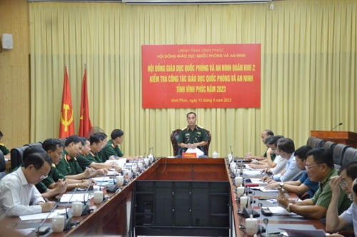 Thiếu tướng Nguyễn Đăng Khải và đoàn công tác Quân khu 2 kiểm tra công tác giáo dục quốc phòng và an ninh